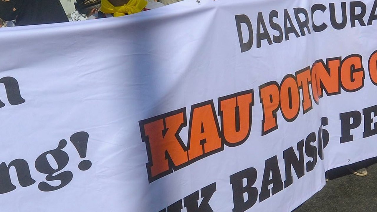VIDEO: Momen Panas Massa Pro dan Kontra Hak Angket Bentrok Ricuh Demo di DPR