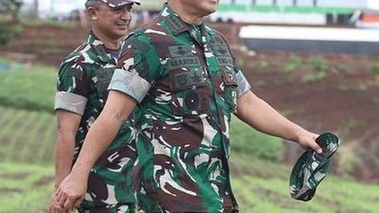 Momen Keseruan Kasad Maruli Nyanyi 'Cucak Rowo' Bareng Prajurit, Sang Jenderal Asik Berjoget jadi Sorotan