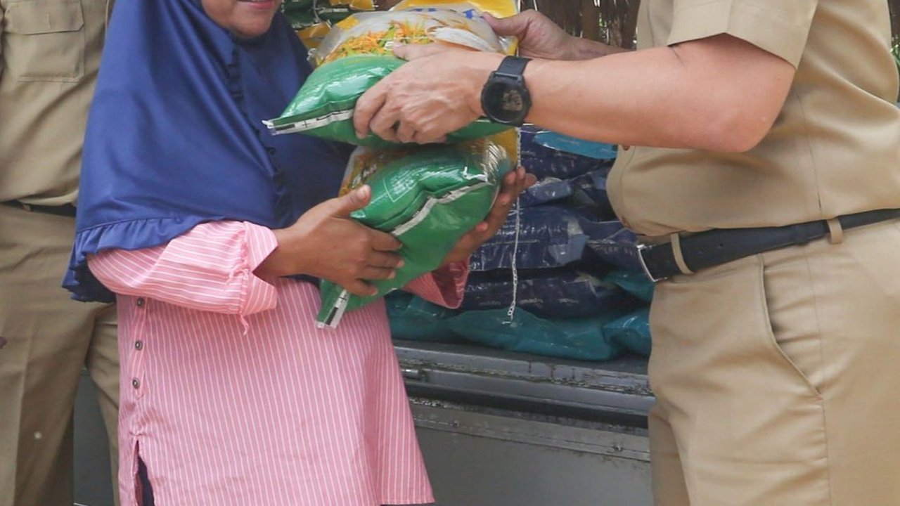 FOTO: Harga Beras Mulai Turun di Tengah Bulog Gencar Gelar Operasi Pasar di Bogor