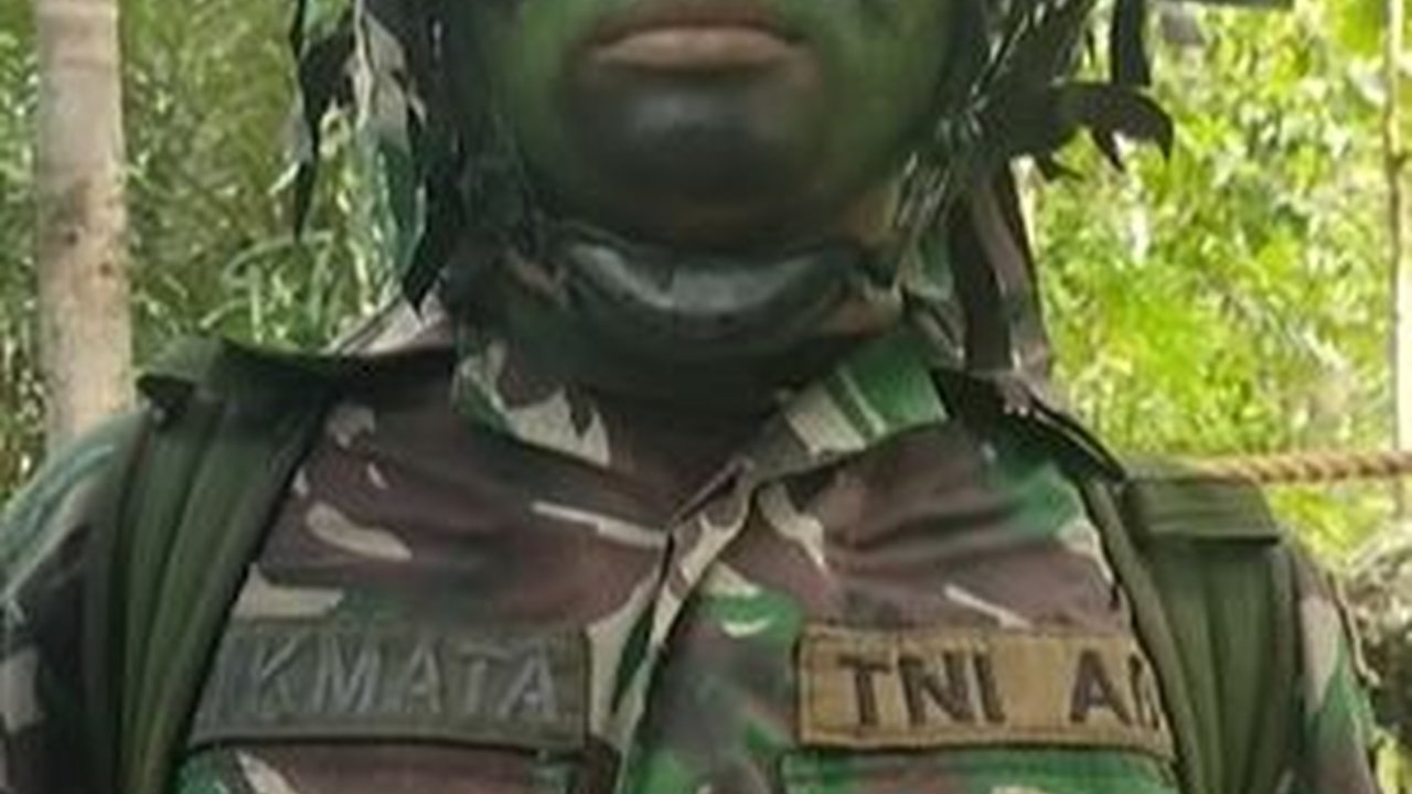 Lakukan Kamuflase Militer, Prajurit TNI Ini Malah Ditertawakan Komandan