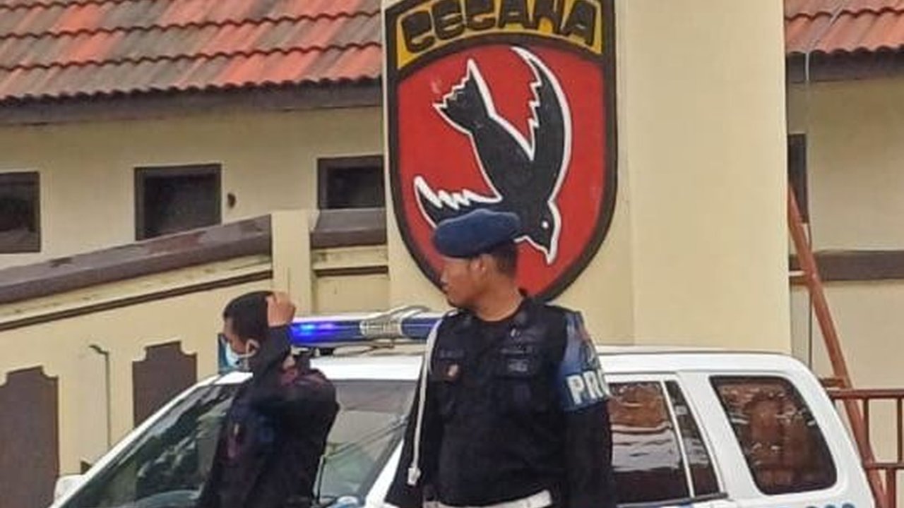 TKP Ledakan di Markas Gegana Surabaya Ditutup Kain Spanduk dan Dipasangi Garis Polisi
