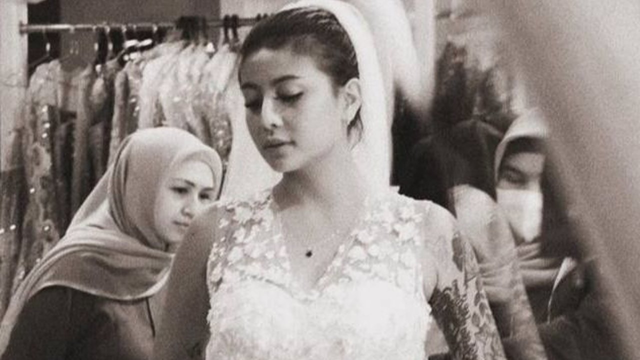Foto-foto Awkarin saat Fitting Gaun Pengantin Bikin Heboh Netizen, Mau Menikah?