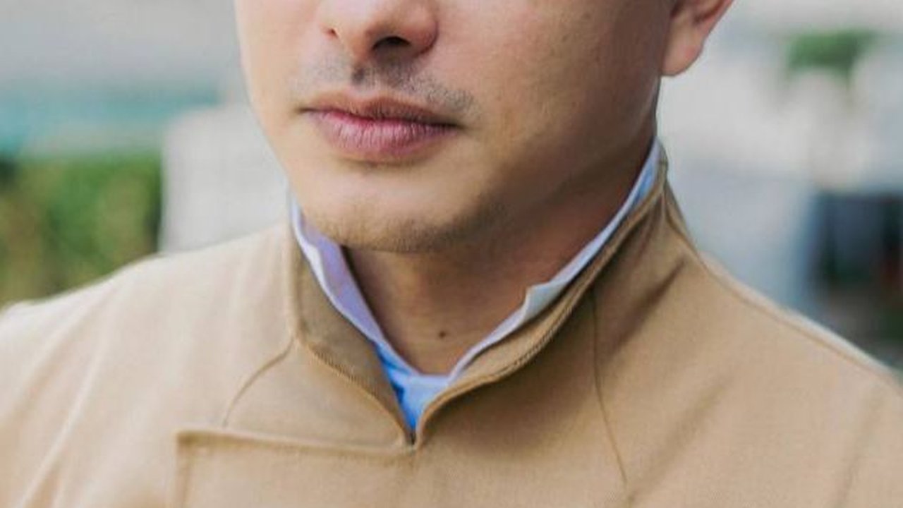 Potret Ganteng Penuh Pesona Nicholas Saputra Pakai Bros Mewah Dipenuhi Batu Ruby dan Berlian Senilai Lebih Rp1 Miliar