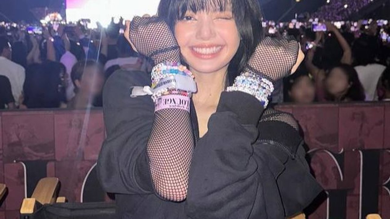 Sampai Pose Bareng, 7 Foto Lisa BLACKPINK Saat Nonton Konser Taylor Swift di Singapura