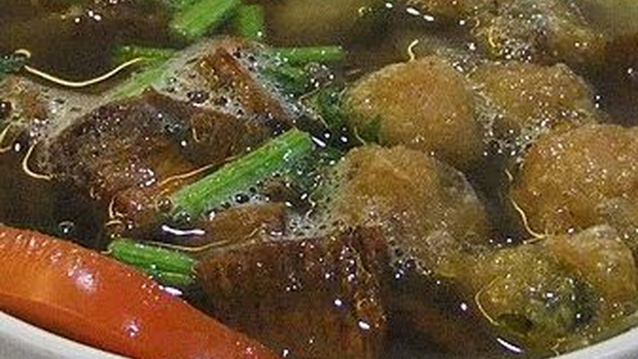 Mencicipi Soto Padang, Semangkuk Hangatnya Kuah dengan Irisan Daging yang Menggoyang Lidah