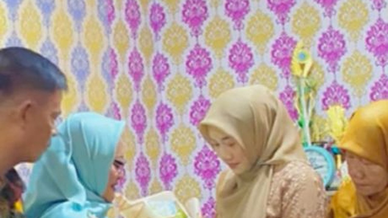 Viral Wanita Rela Lamaran Sendiri Tanpa Kehadiran Calon Suami, Ternyata Ini Alasannya
