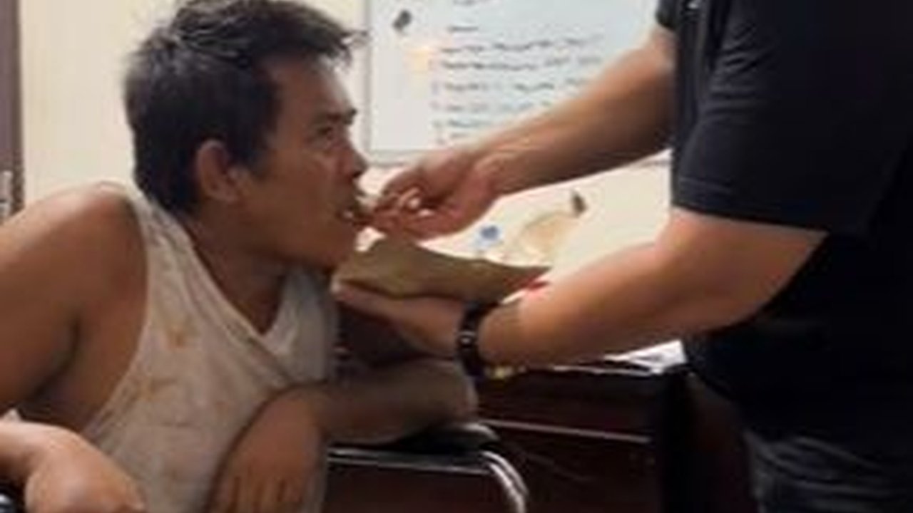 Penjahat Tak Berkutik Usai 'Didor', Tiba di Kantor Polisi Malah Disuapi Makan Anggota jadi Sorotan