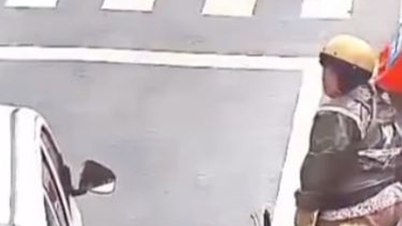 Viral Momen Anak Punk Bantu Ibu-Ibu yang Jatuh Tertabrak Mobil, Aksinya Curi Perhatian