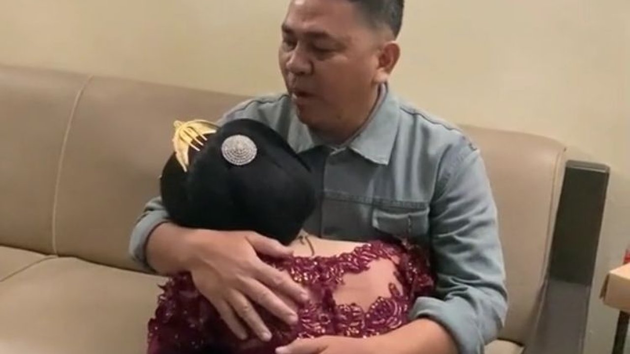 Viral Momen Seorang Ayah Pulang di Malam Midodareni Putrinya, Bikin Haru