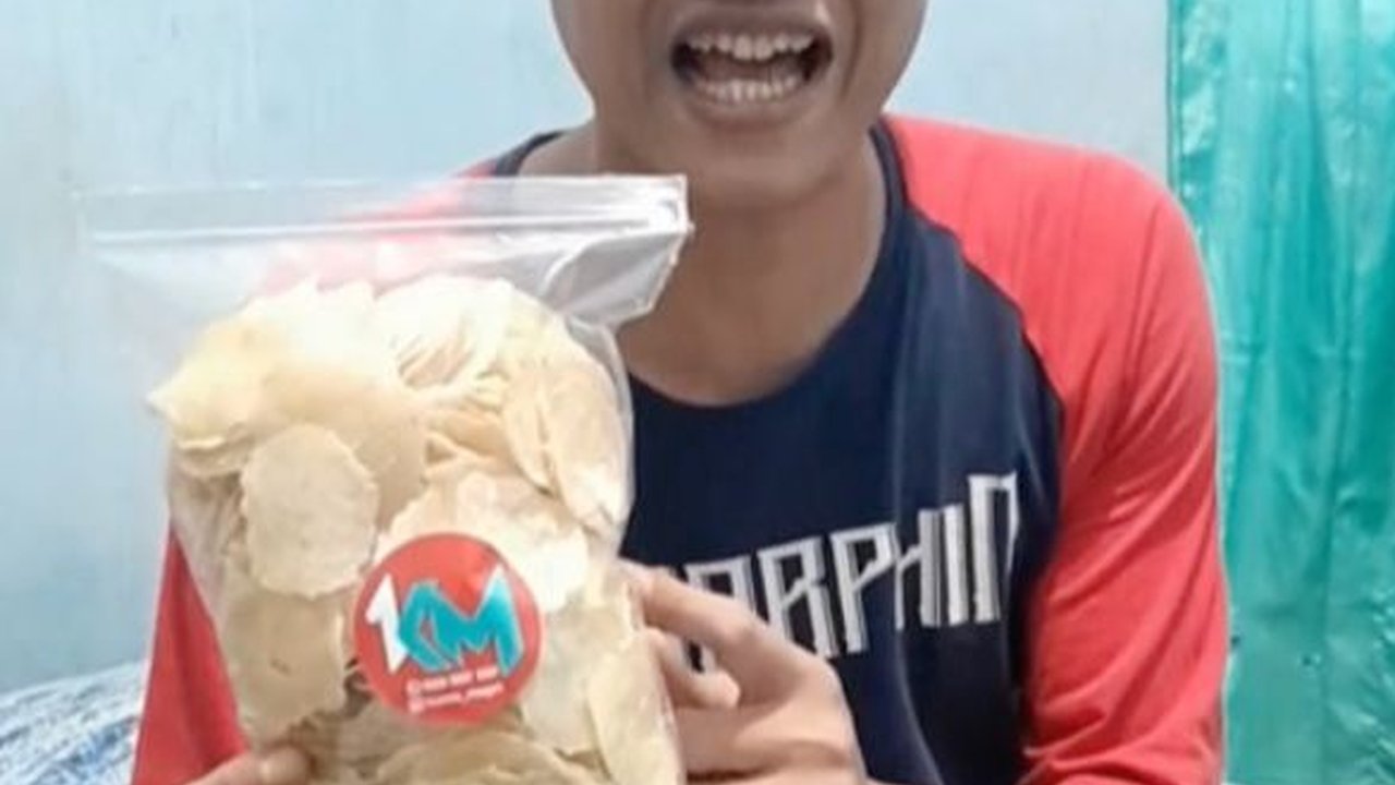 Potret Lama Kurnia Meiga Mantan Kiper Timnas yang Kini Jualan Keripik, Bersyukur Istri Setia Dampingi