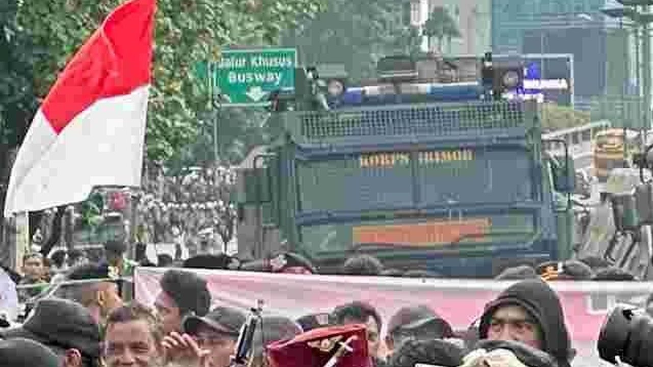 Massa Demo Pro dan Kontra Hak Angket Ricuh di Depan DPR, Saling Dorong dan Lempar Botol