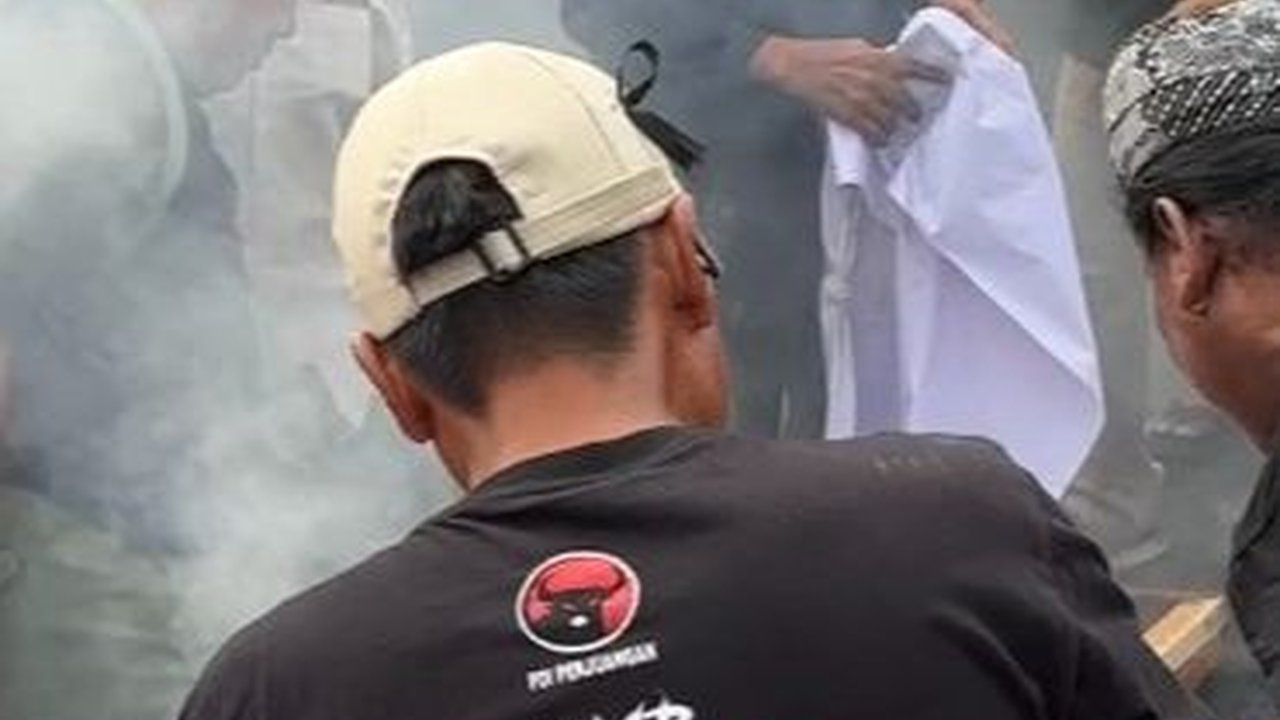 Demo Depan DPR Makin Panas, Massa Bakar Baliho Wajah Jokowi