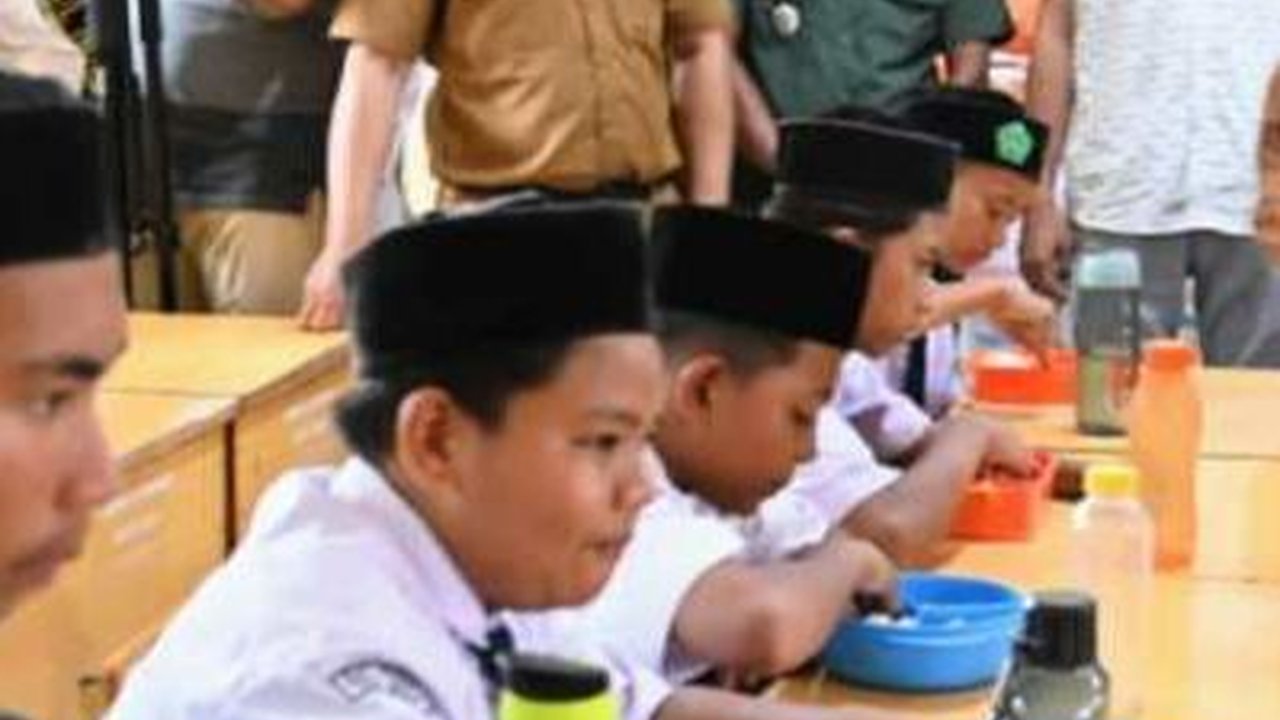 Aceh Besar Simulasi Makan Siang Gratis Bagi Pelajar SMP, Menunya Ayam Goreng hingga Sayur Sop