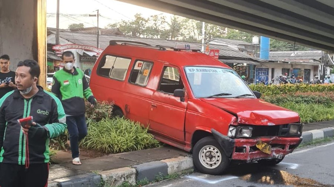 Angkot di Jaksel Tabrak Pejalan Kaki hingga Seruduk Pos Polisi, Penumpang Terpental