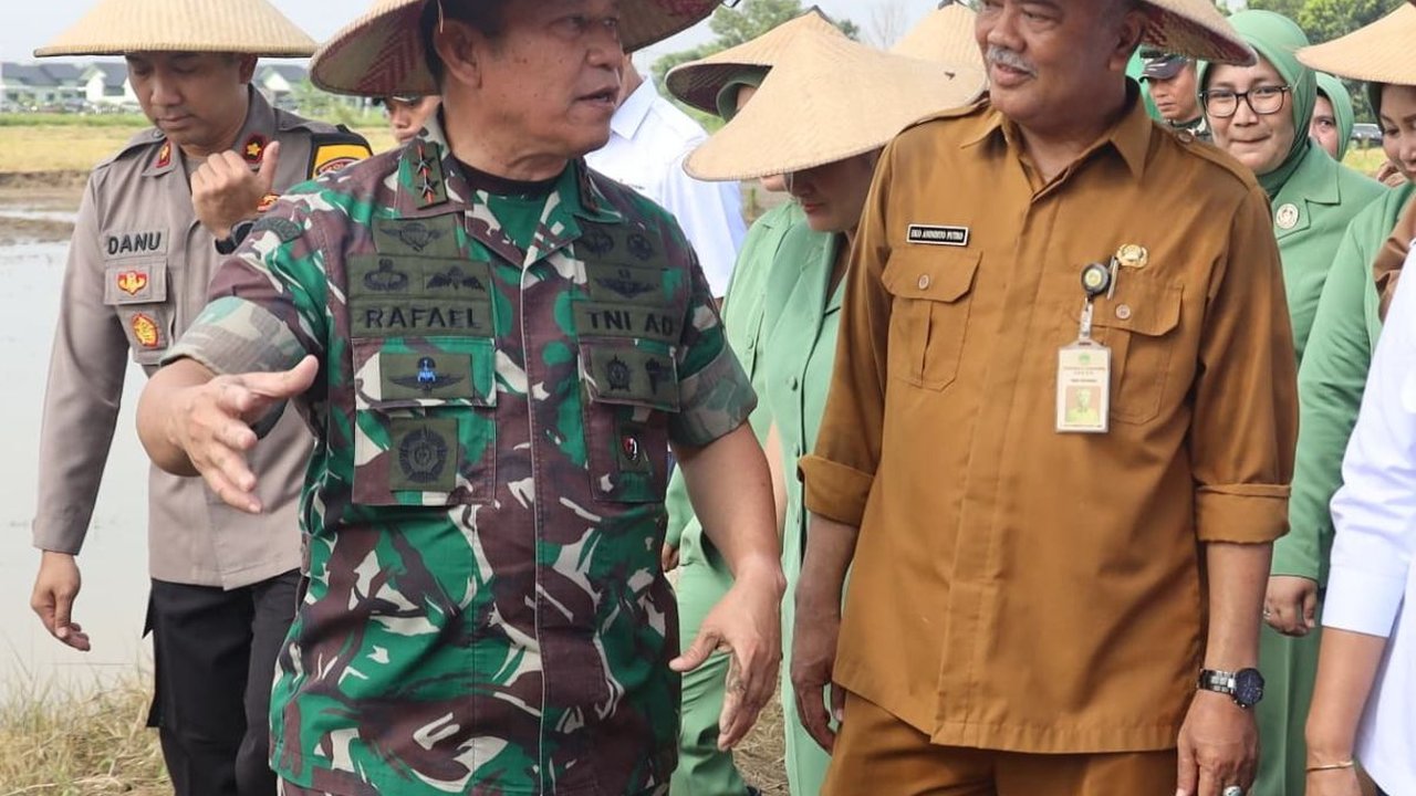 Saat Jenderal Bintang Dua Lepas Sepatu Turun ke Sawah Demi Antisipasi Krisis Pangan di Jatim