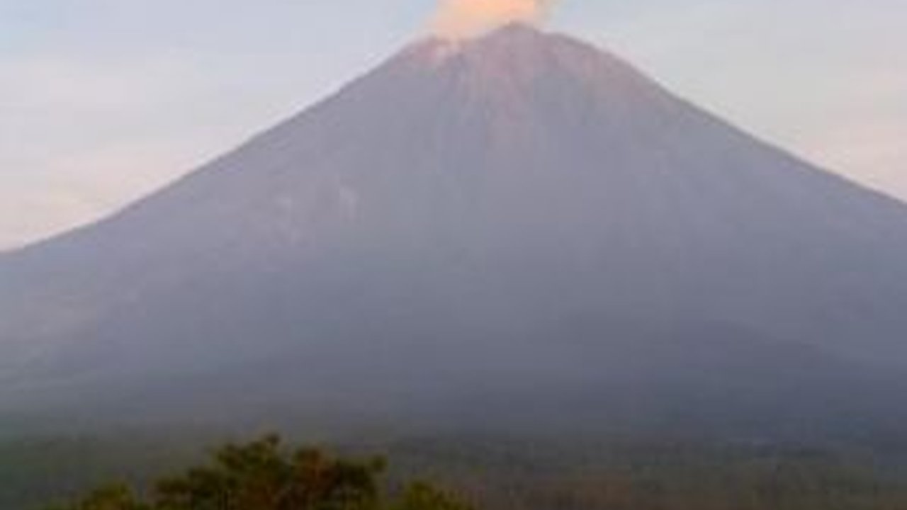 Gunung Semeru Erupsi Lagi, Semburkan Abu Setinggi 800 Meter
