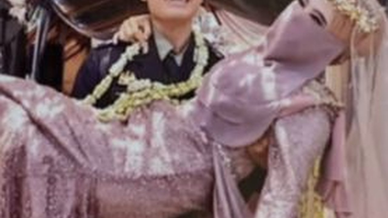 Kisah Perempuan Bercadar Dinikahi Bintara Polri, Hanya Bisa Berserah saat Ditinggal Tugas 'Saya Takut Kehilangannya'