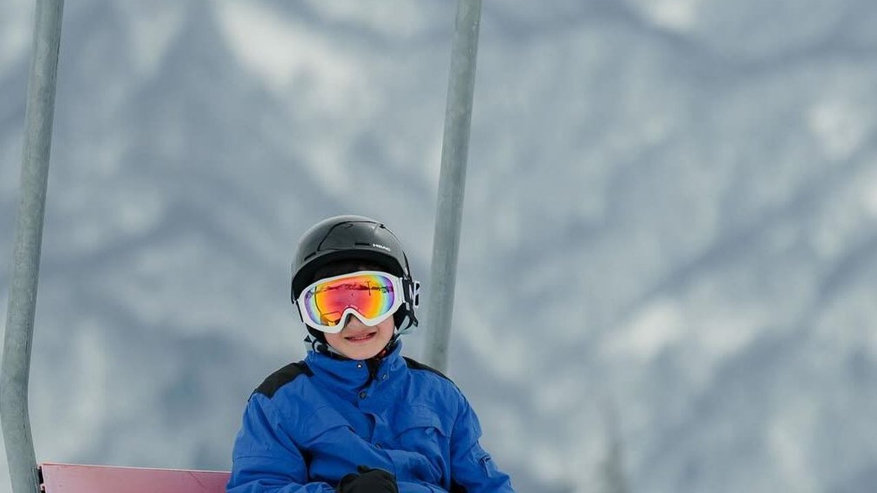 Potret Ganteng Rafathar Main Ski di Jepang, Netizen 'Pesona Tuan Muda Kayak Warlok'