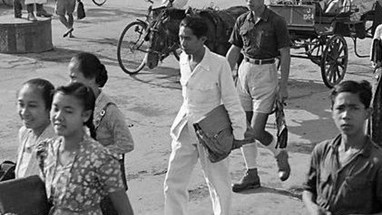 Potret Lawas Jalan Malioboro Jogja Tempo Dulu, Jalanan Lengang & Pakaian Modis jadi Sorotan