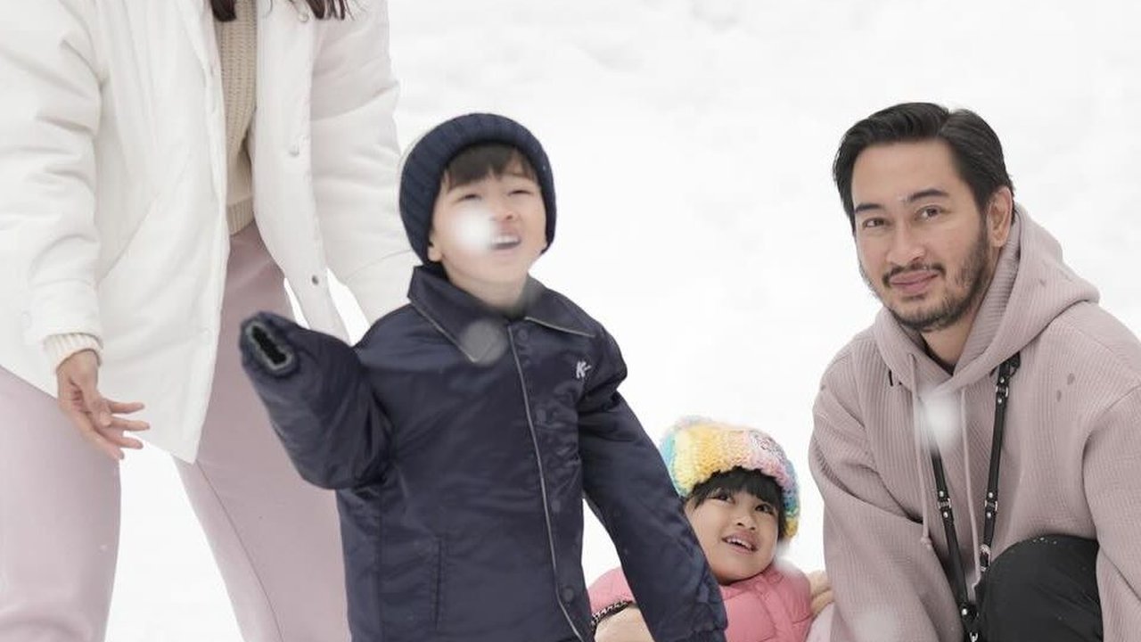 10 Potret Lucu 'Si Kembar' Zayn dan Zunaira Main Salju di Jepang, Syahnaz 'Bayiku Udah Gede'