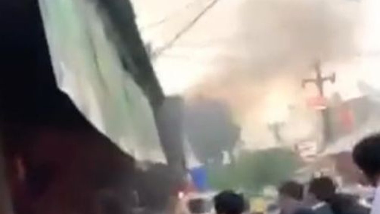 Aksi Pelajar Bantu Padamkan Api di Kios Milik Pedagang Sayuran di Karawang Ini Viral, Tuai Pujian