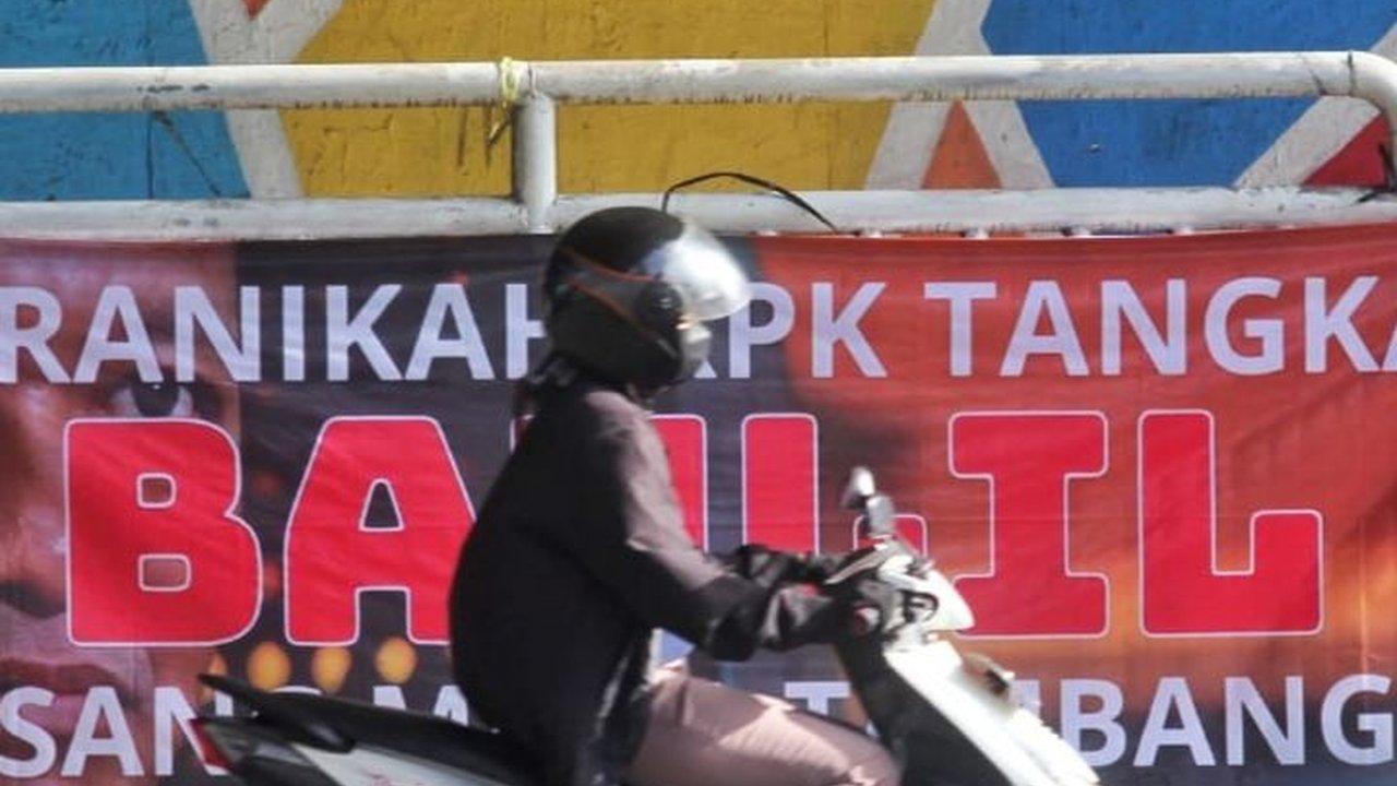 FOTO: Spanduk Menuntut KPK Berantas Mafia Tambang Bertebaran di Jakarta