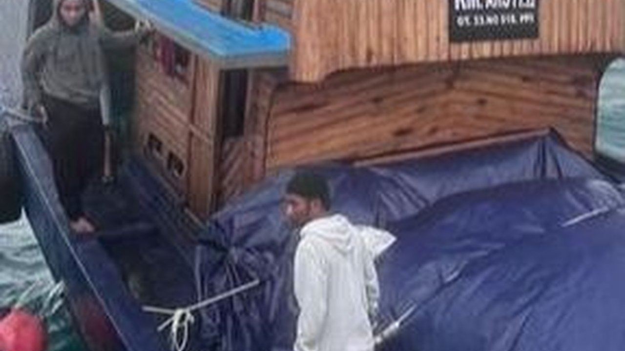 Kapal Penyelundup Kain dan Sepatu Bekas Digerebek di Perairan Batam