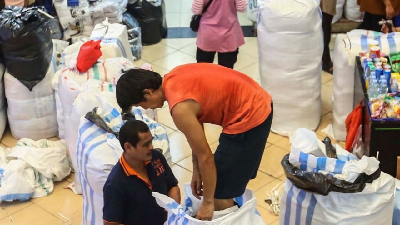 FOTO: Jelang Ramadan, Para Reseller Mulai Borong Baju Muslim di Pasar Grosir Jakarta