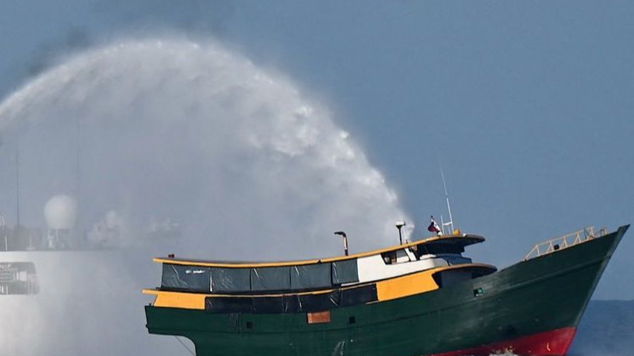 FOTO: Panas! Ini Momen Kapal China Serang dan Blokade Kapal Filipina di Laut China Selatan