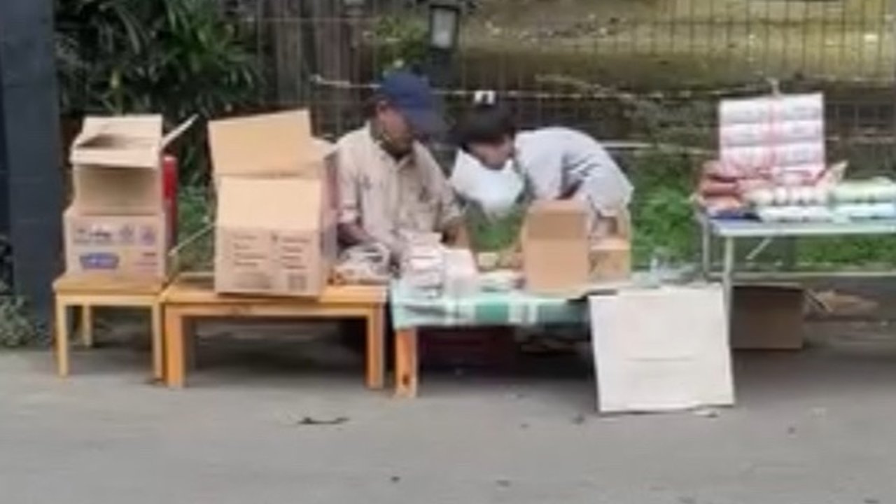 Temani Kakek Jualan Gulali dan Jajan, Respons Polos Anak Kecil Ini saat Dagangannya Diborong Curi Perhatian