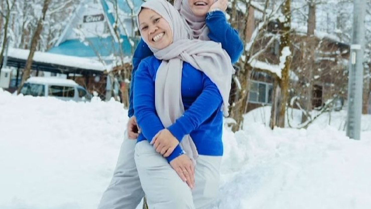 10 Potret Kompak Sus Rini dan Lala di Jepang, Vibesnya Bak Kakak Adik