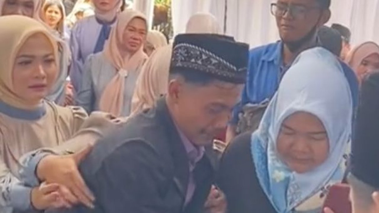 Viral Momen Haru Adik Laki-Laki jadi Wali di Pernikahan Kakaknya, Tak Berhenti Nangis