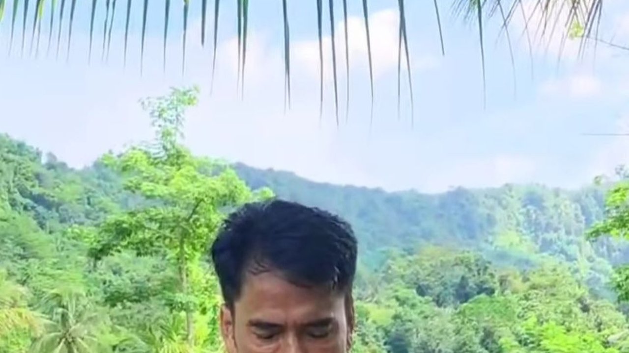 Gaya Sederhana Ayah Lesti Kejora Ngecek Padi di Kampung, Penampakan Sawahnya Luas Banget