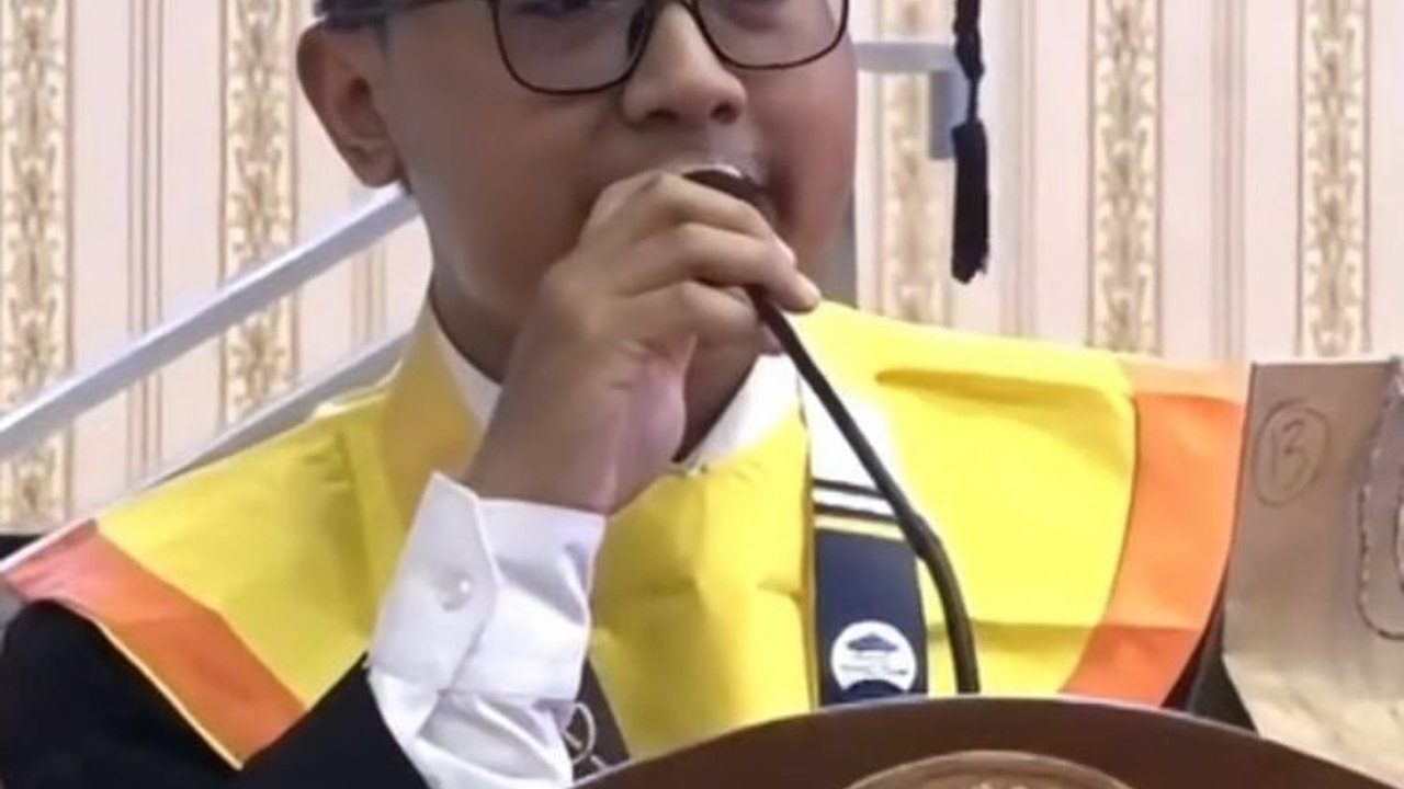 Dites Rektor Lantunkan Ayat Alquran, Momen Anak Guru Ngaji Lulus S2 Jalur Cepat Unair Ini Bikin Haru