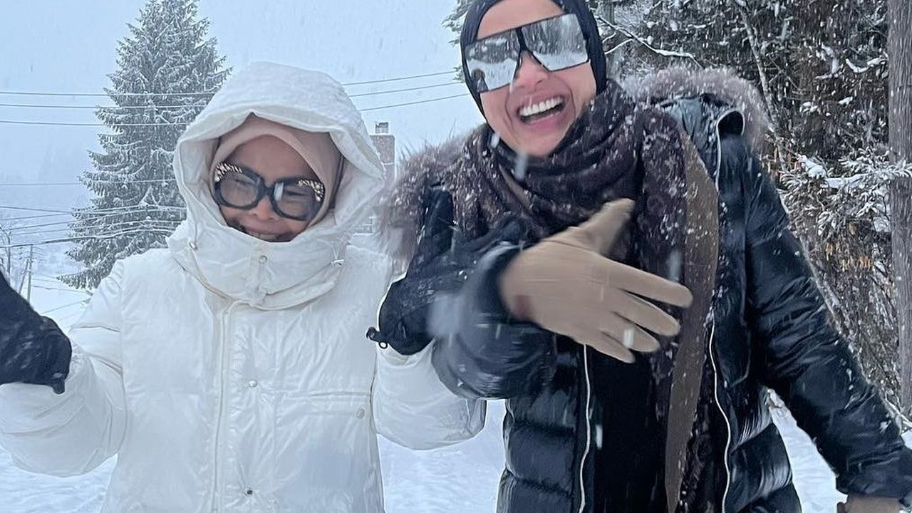 Potret Aisyahrani Adik Syahrini Liburan ke Jepang, Seru Banget Main Salju sama Keluarga