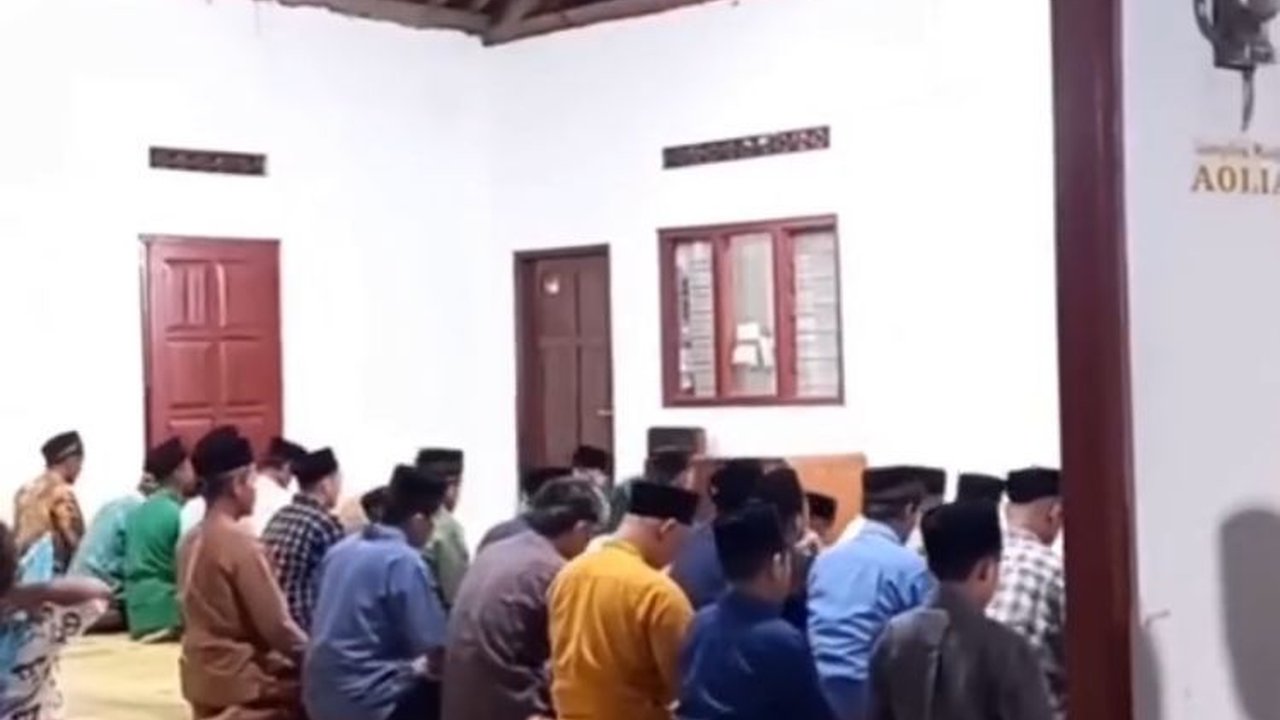 Mulai Puasa Hari Ini, Ini Momen Jemaah Aolia di Gunungkidul Gelar Tarawih Pertama