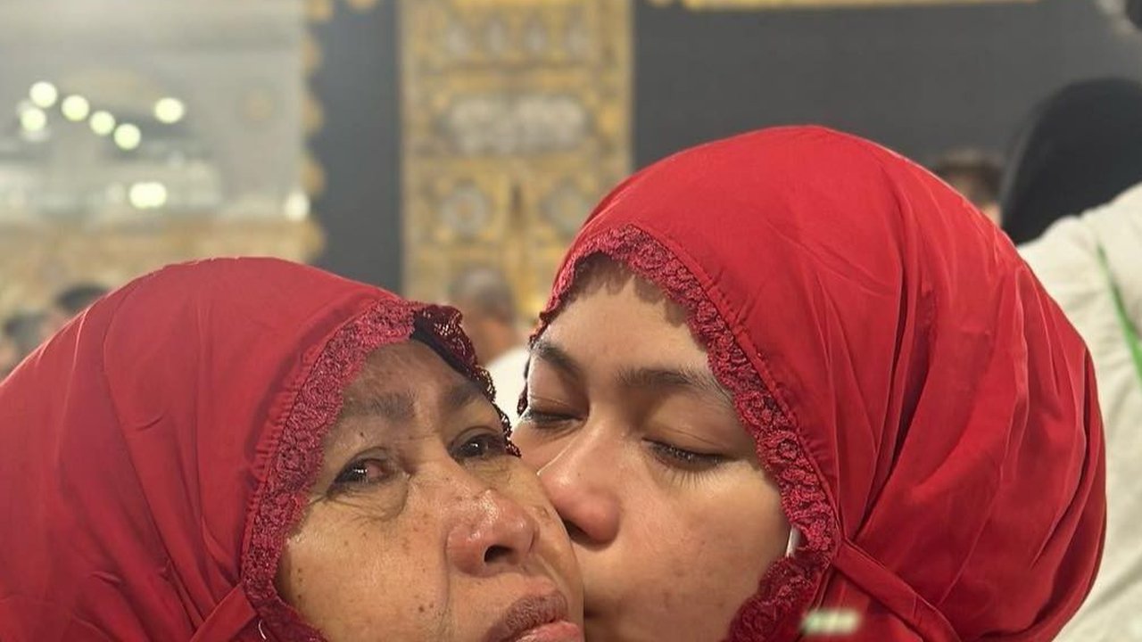 Potret Rara Lida Umrah sama Ibunya, Ngaku Belum Pantas Datang ke Tanah Suci 'Banyak Banget Dosa'