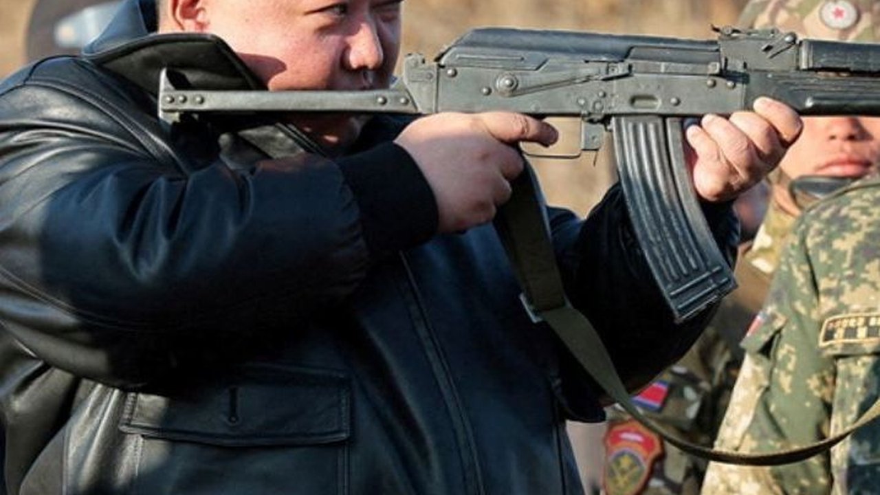 FOTO: Tampil Berjaket Kulit Hitam, Kim Jong-un Jajal Senapan Serbu saat Tinjau Kesiapan Pasukan untuk Perang