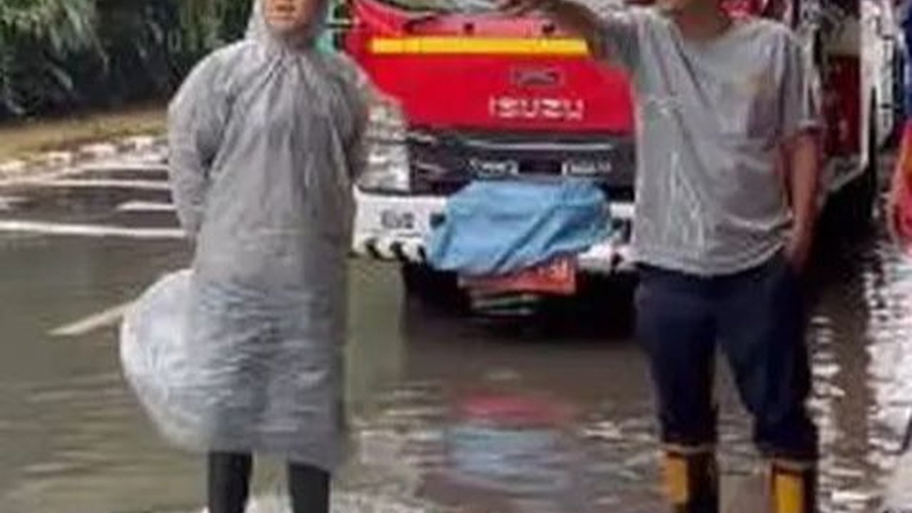 Dicintai Rakyat, Ini Potret Tina Toon Pakai Mantel Tinjau Lokasi Banjir