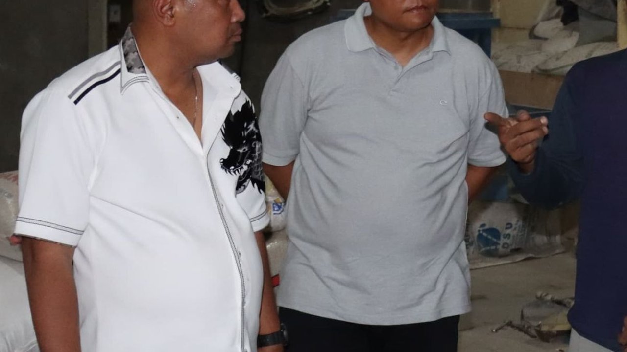 Perwira Polisi Ini Nyamar Berpakaian Preman Masuk ke Gudang Beras Oplosan di Serang
