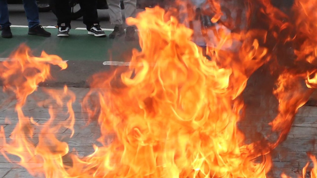 FOTO: Protes Kecurangan Pemilu, Massa Bakar Ban dan Caleg Bikin Laporan di Bawaslu DKI