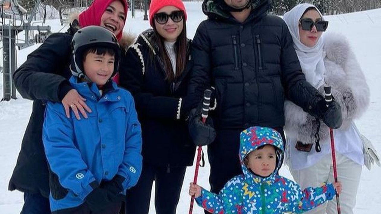 Bikin Gemas, 7 Foto Rayyanza 'Cipung' Saat Main Ski di Jepang!