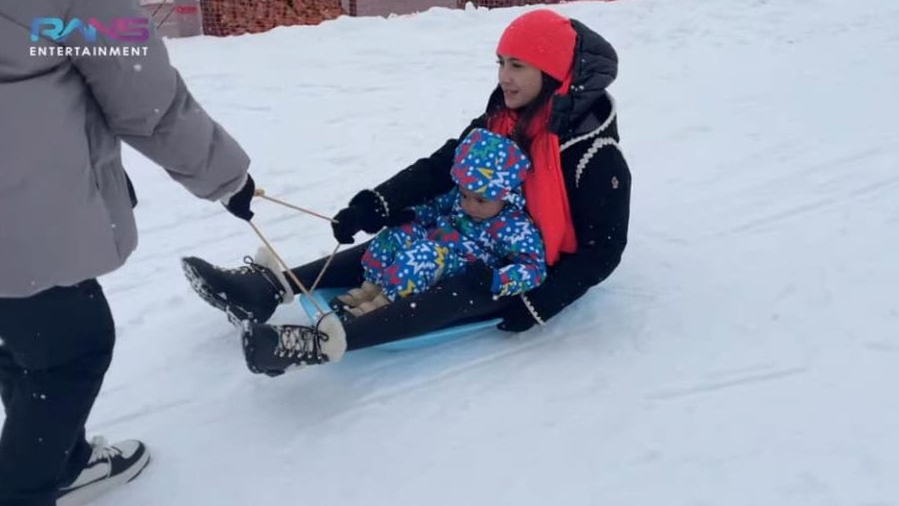 Tak Ikut Main Ski Bareng Raffi & Rafathar, Nagita Slavina Asyik Makan Burger dan Main Bareng Rayyanza