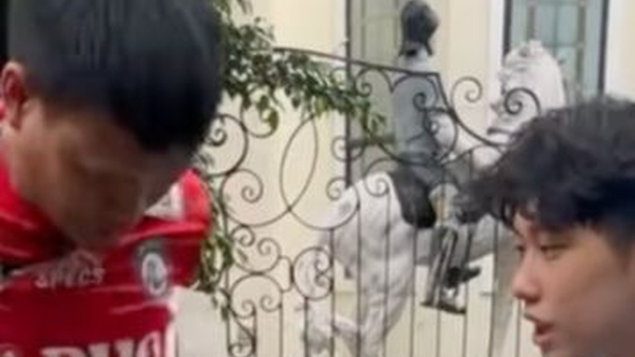 Kurnia Meiga Jual Medali dan Jersey Timnas, Momen Influencer Willie Salim Borong Semua Dagangan Viral