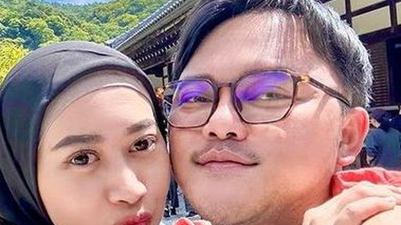 Romantisnya Danang Pradana Bersama Istri Cantiknya Hemas Nura yang Baru Raih Gelar Dokter Spesialis