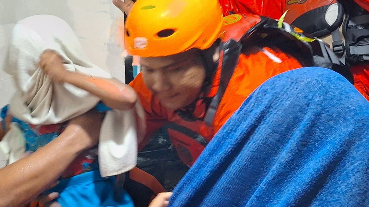 Berjibaku dengan Banjir, Tim SAR Evakuasi Ratusan Warga Padang dan Pesisir Selatan