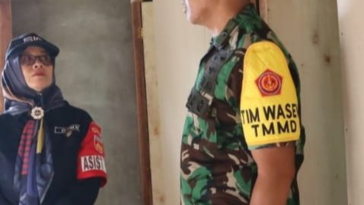 Potret Gagah Jenderal Bintang Satu TNI Cek Kerja Prajurit Bangun Desa, Sampai Selfie Bareng Warga