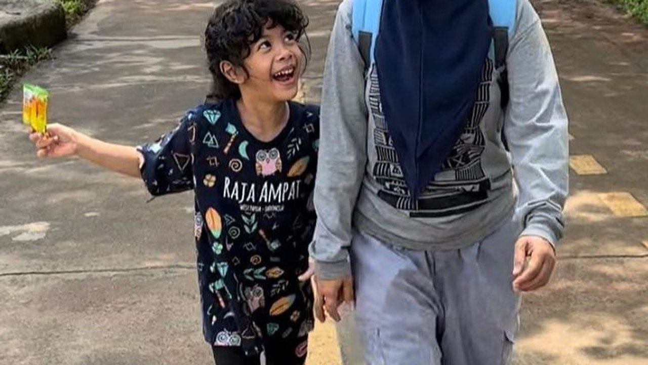 Keluarga Tak Harus Sedarah, Wanita Ini Bagikan Momen Manis Anaknya dengan Sang Pengasuh