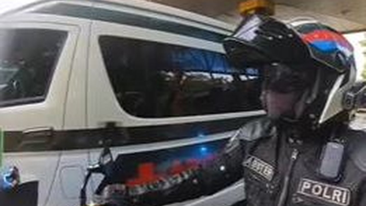 Anggota Polisi Kawal Ambulance TNI Belah Kemacetan di Jalan Tol, Aksinya jadi Sorotan