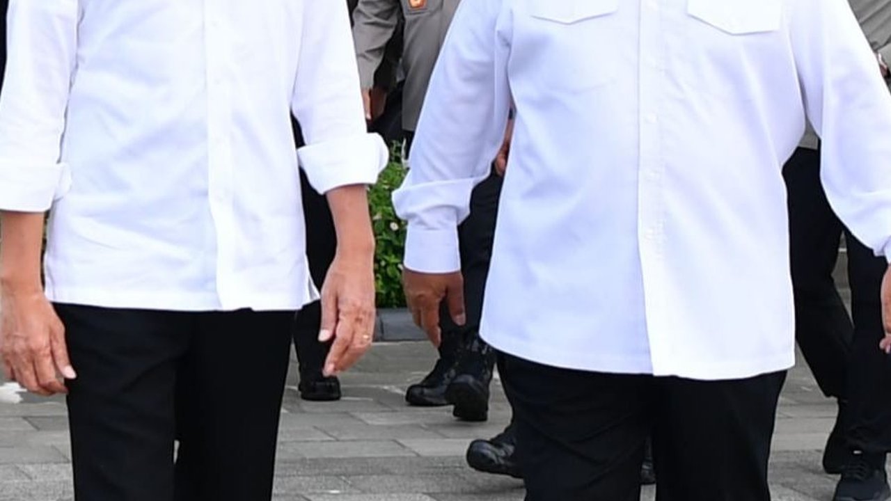 VIDEO: Momen Prabowo Dampingi Jokowi Guyur Jatim Rp 925 M Bangun Jalan, Gagah Bertopi Hitam